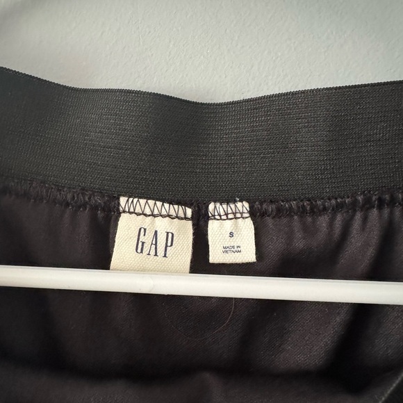 Elegant Black Pleated Skirt - Picture 3 of 4